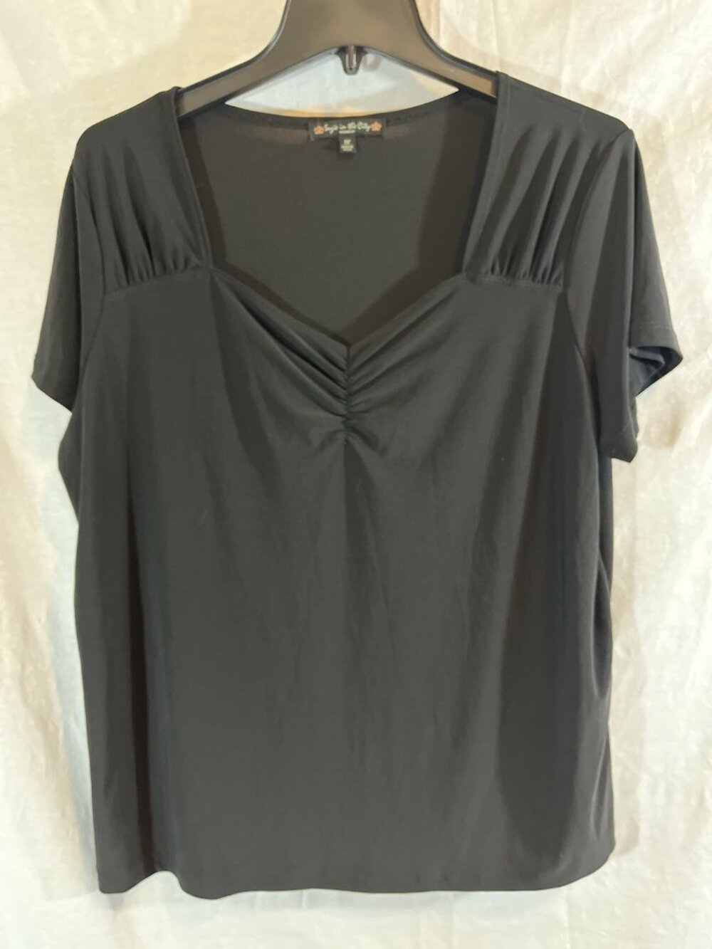 Suzie In The City Women’s 1X Black Short Sleeve V-Neck Blouse